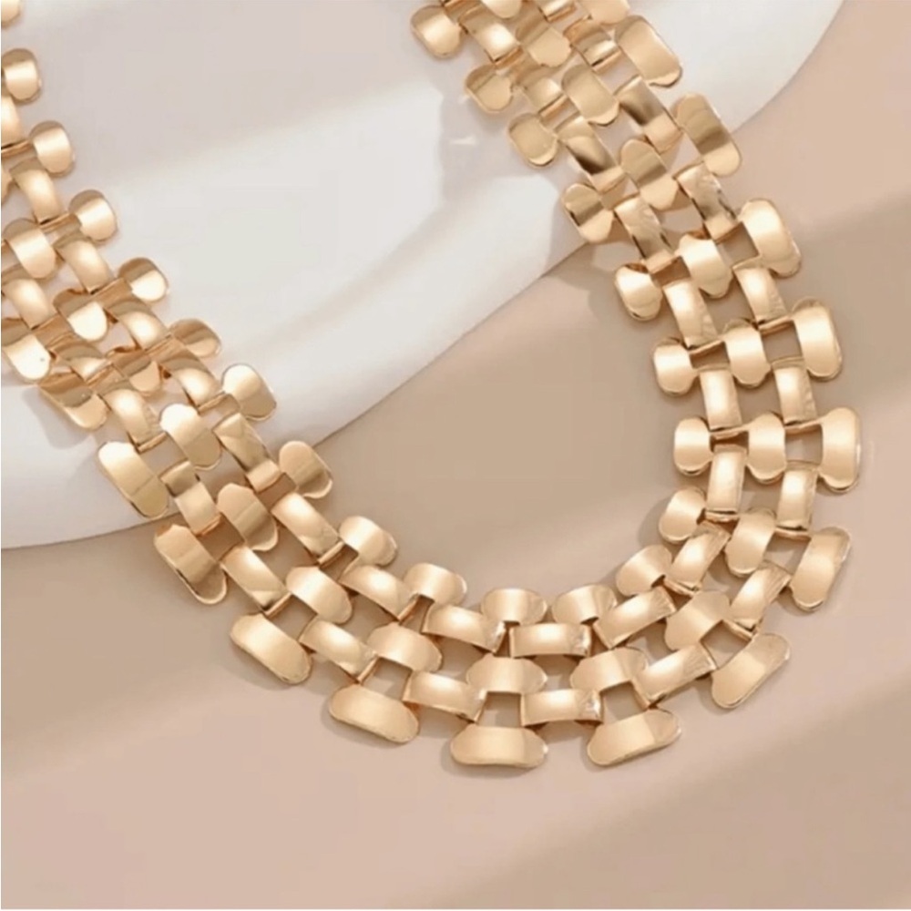 🆕 Elegant Gold Tone Statement Necklace - Picture 2 of 3